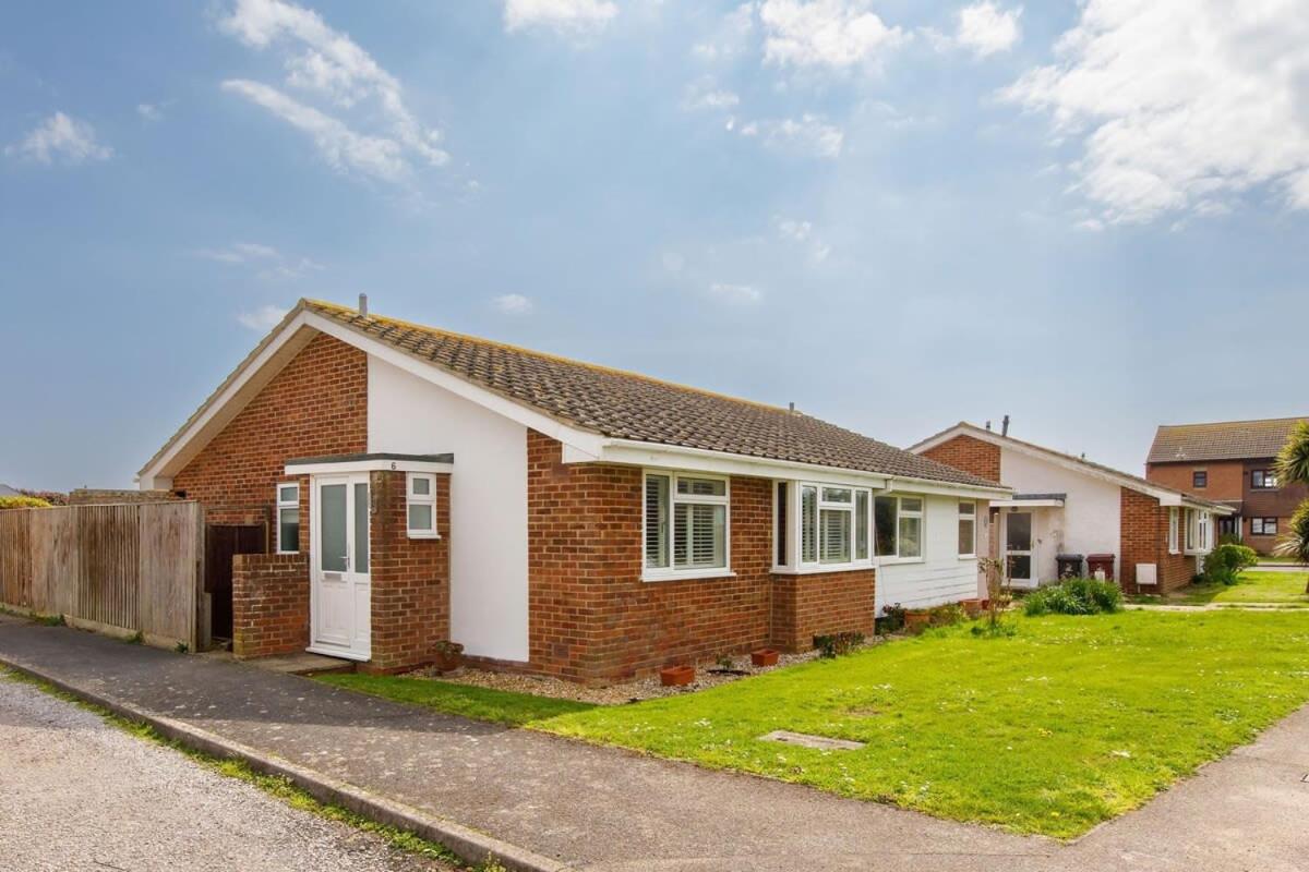 Seaside Retreat 2 mins to Beach view 2