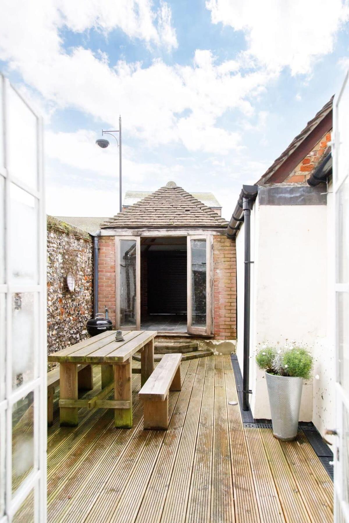 Charming four-bedroom central townhouse