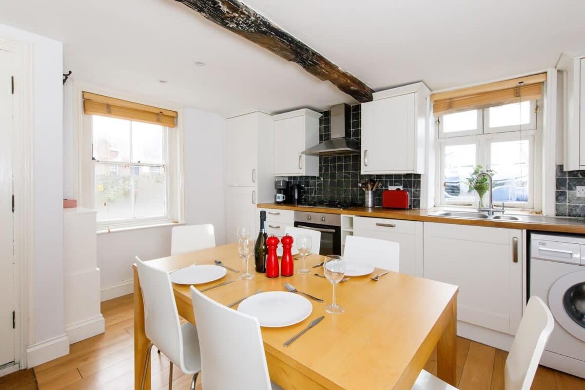 Charming four-bedroom central townhouse