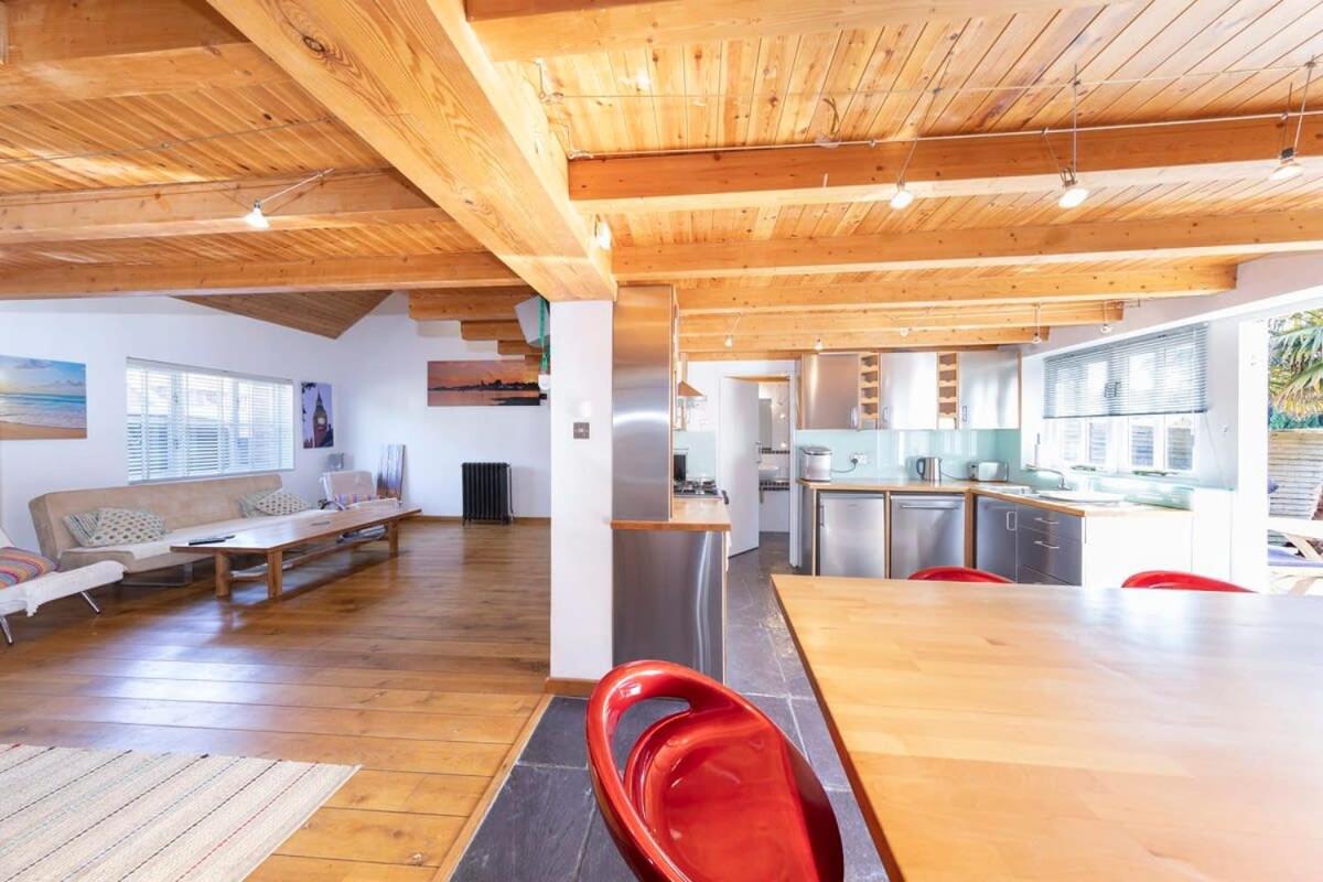 Stylist Split Level 2 Bed with Parking