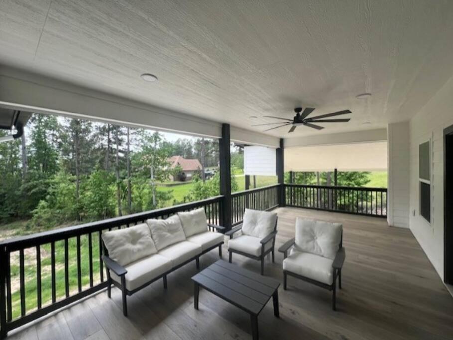 Waterfront house on Sam Rayburn - Sleeps 23!