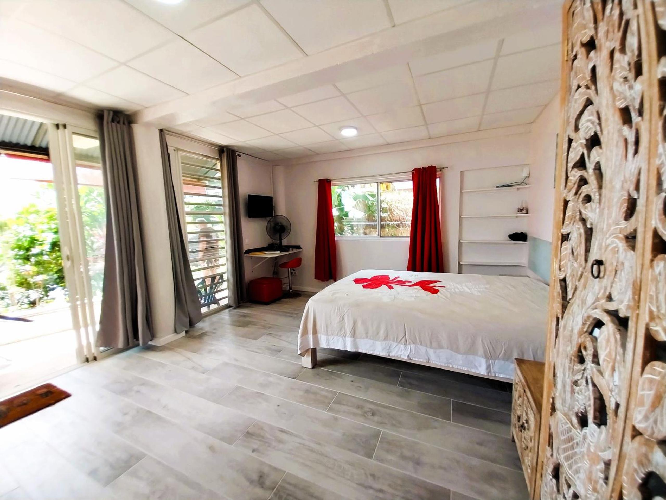 TAHITI - Terevete Pool Studio view 2