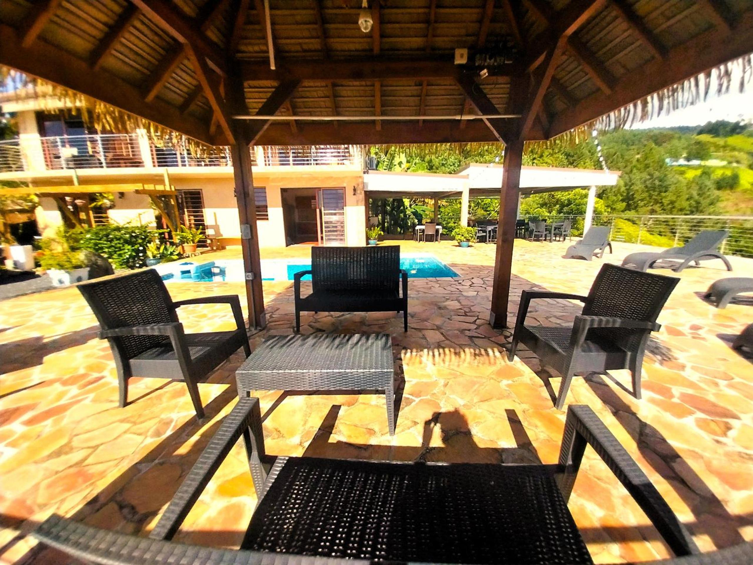 TAHITI HILLS LODGE - 12 pers view 2