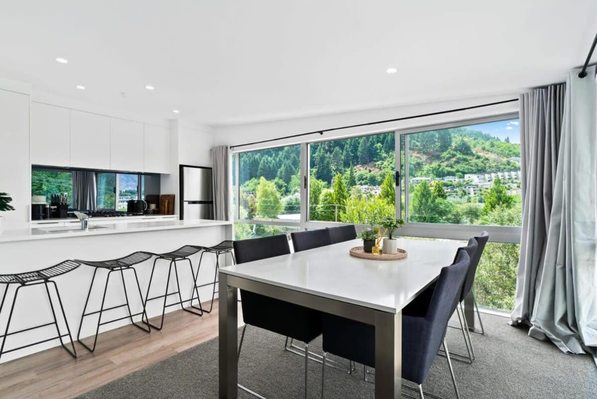 Central Queenstown Luxury view 3