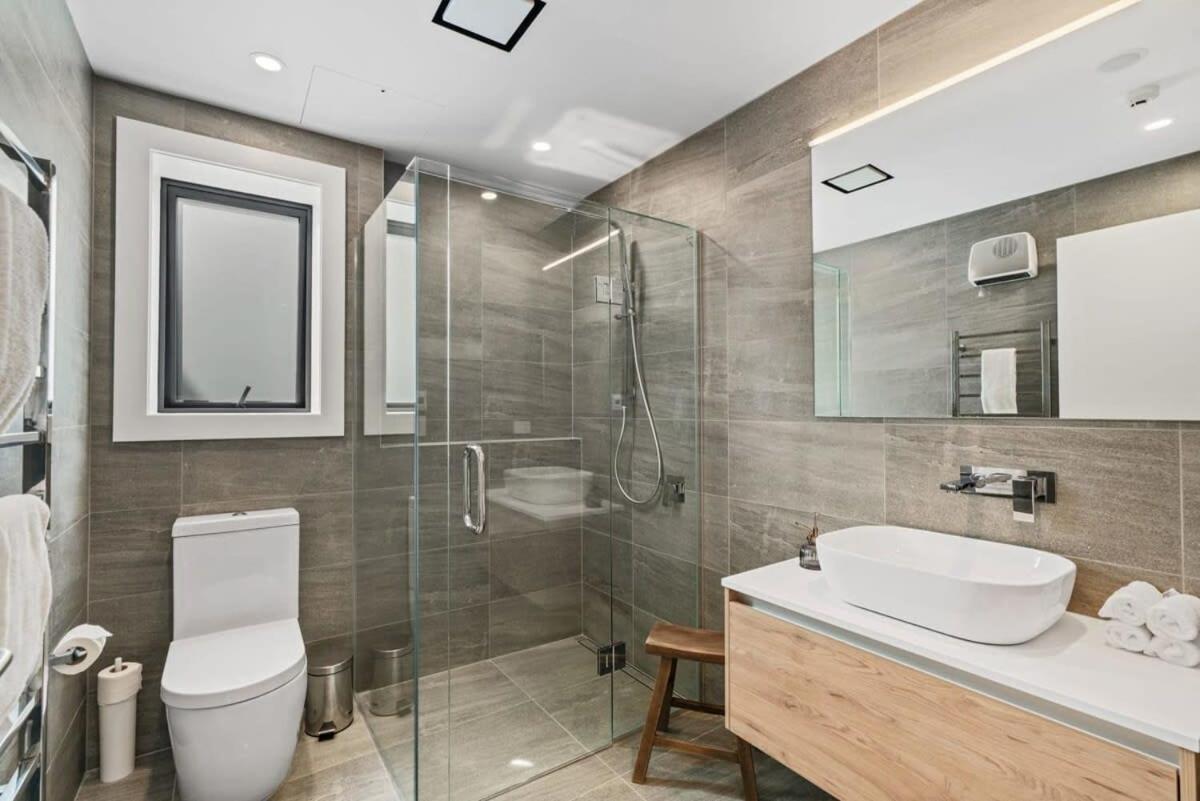 Luxury Lake View Apartment view 3