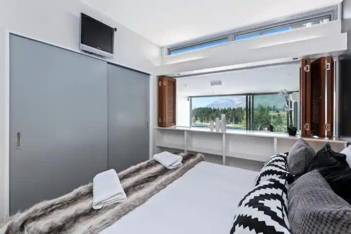 Luxury Lakeview 2 Bedroom Apartment