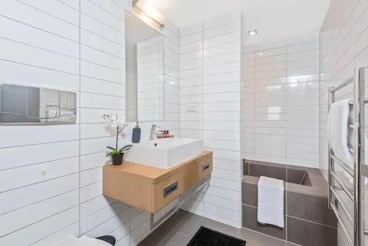 Luxury Lakeview 2 Bedroom Apartment