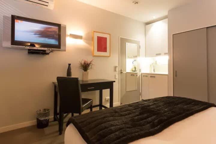 Luxury Lakeview 2 Bedroom Apartment