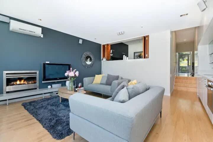 Luxury Lakeview 2 Bedroom Apartment