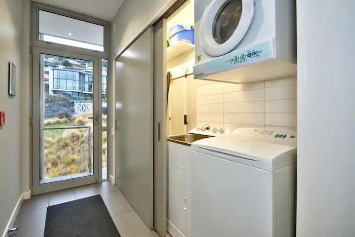 Luxury Lakeview 2 Bedroom Apartment