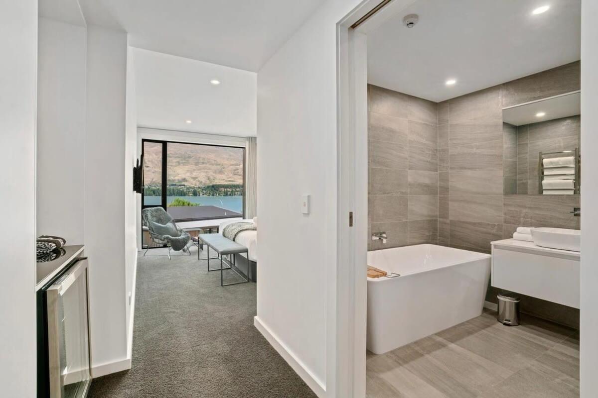 Lakefront Premier - 3 Bedroom view 5