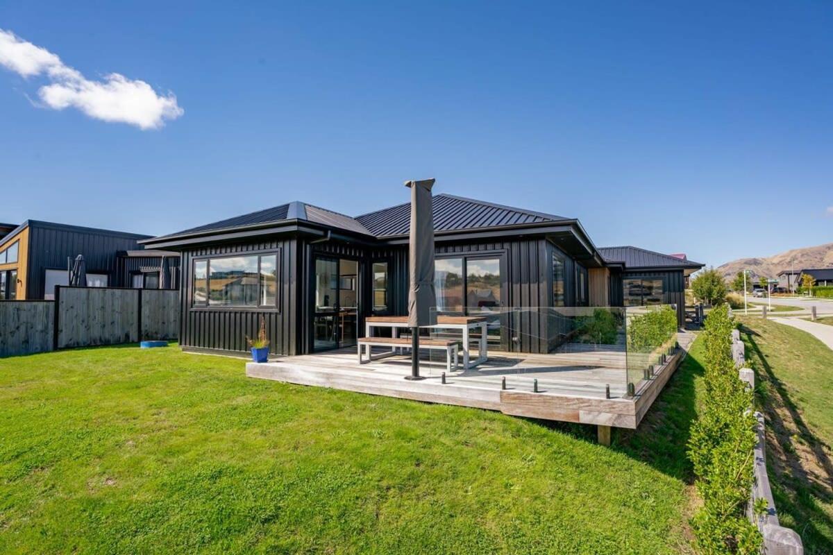 Hotel Views on Farrant - Image 1