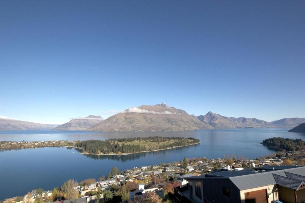 Modern 3 bedroom with stunning postcard views! view 2