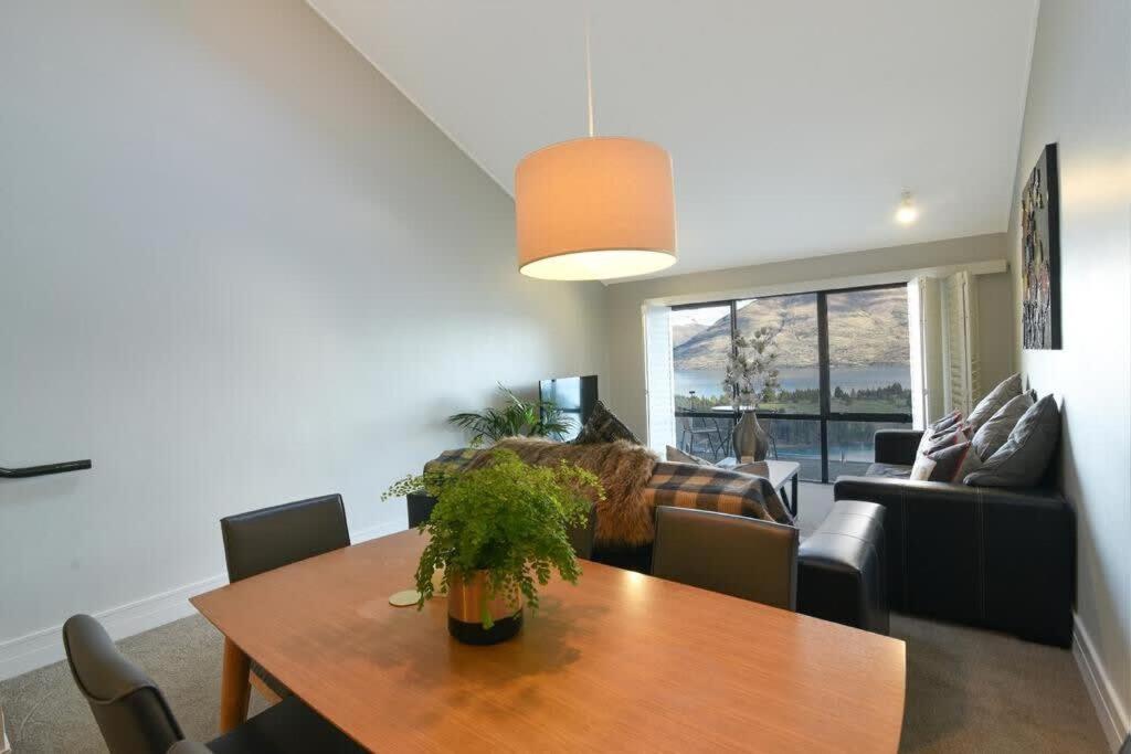 Modern 3 bedroom with stunning postcard views! view 5
