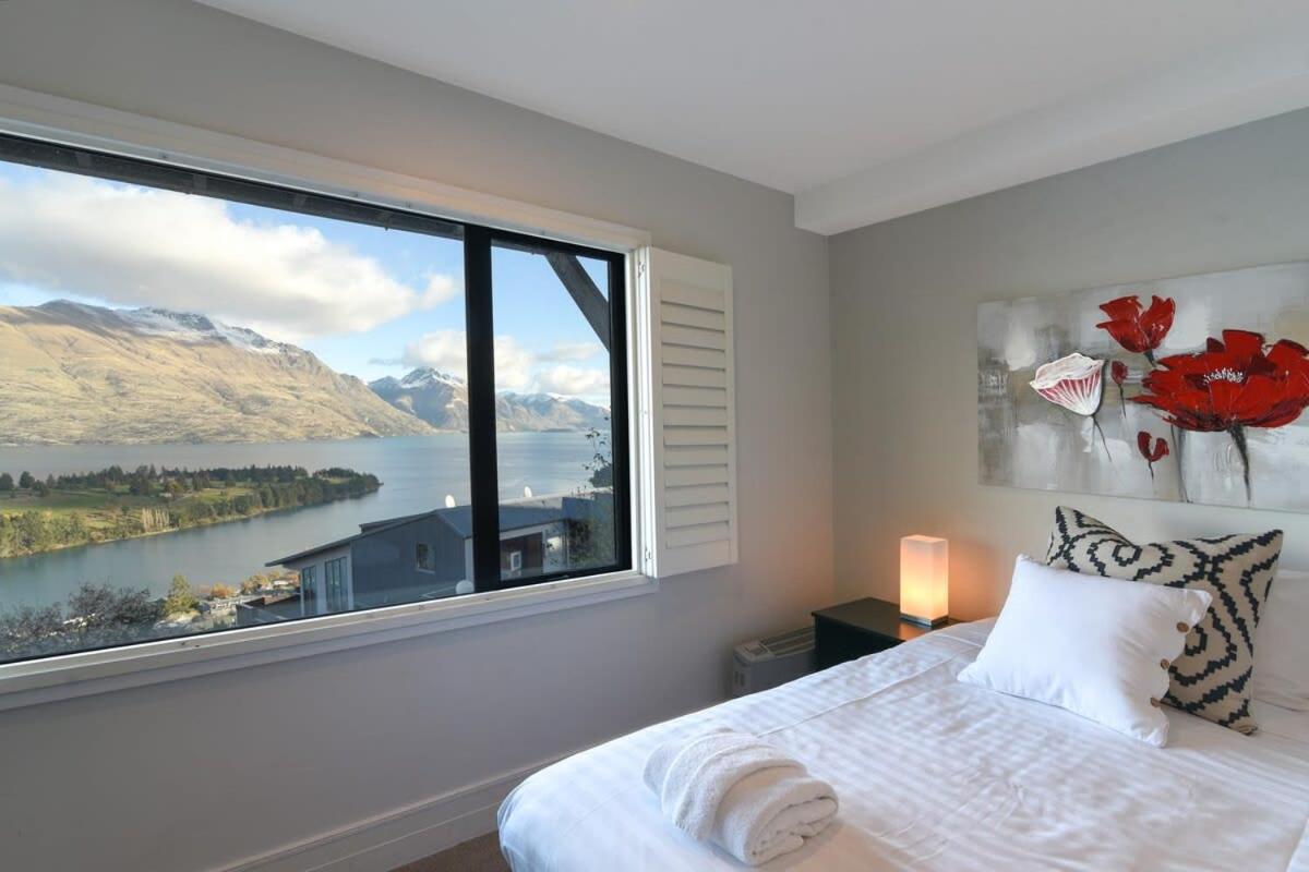 Modern 3 bedroom with stunning postcard views! view 4