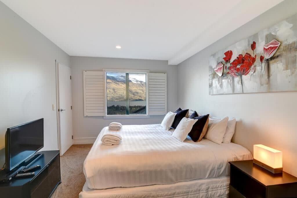 Modern 3 bedroom with stunning postcard views! view 3