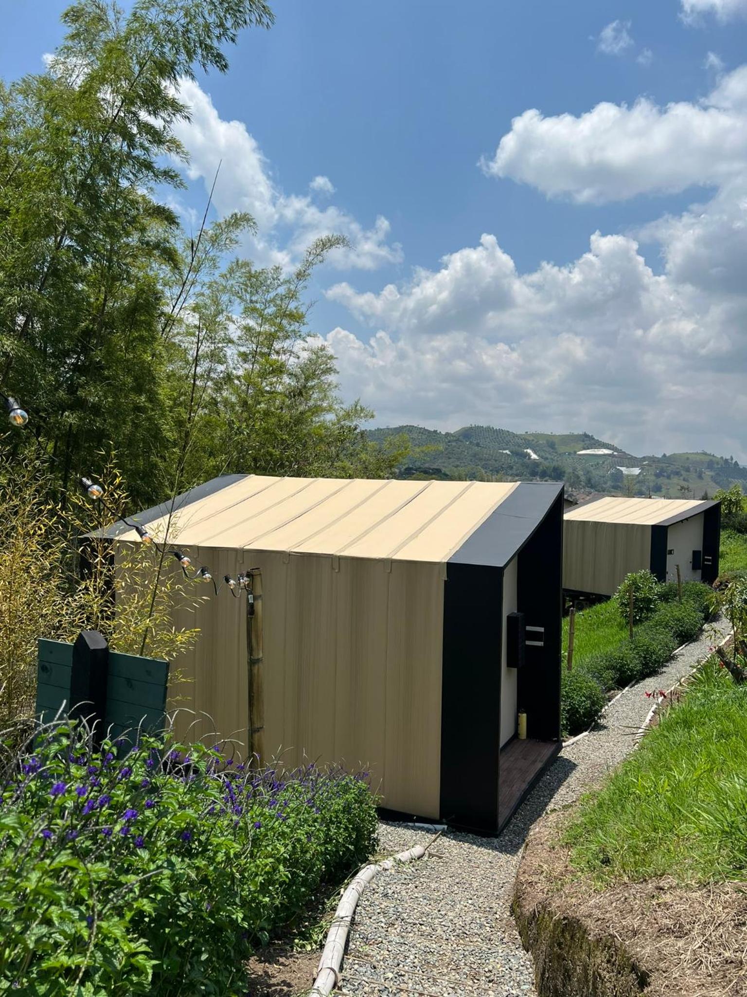 Cabañas para parejas cerca a Medellín - LUUM By Roots Rentals