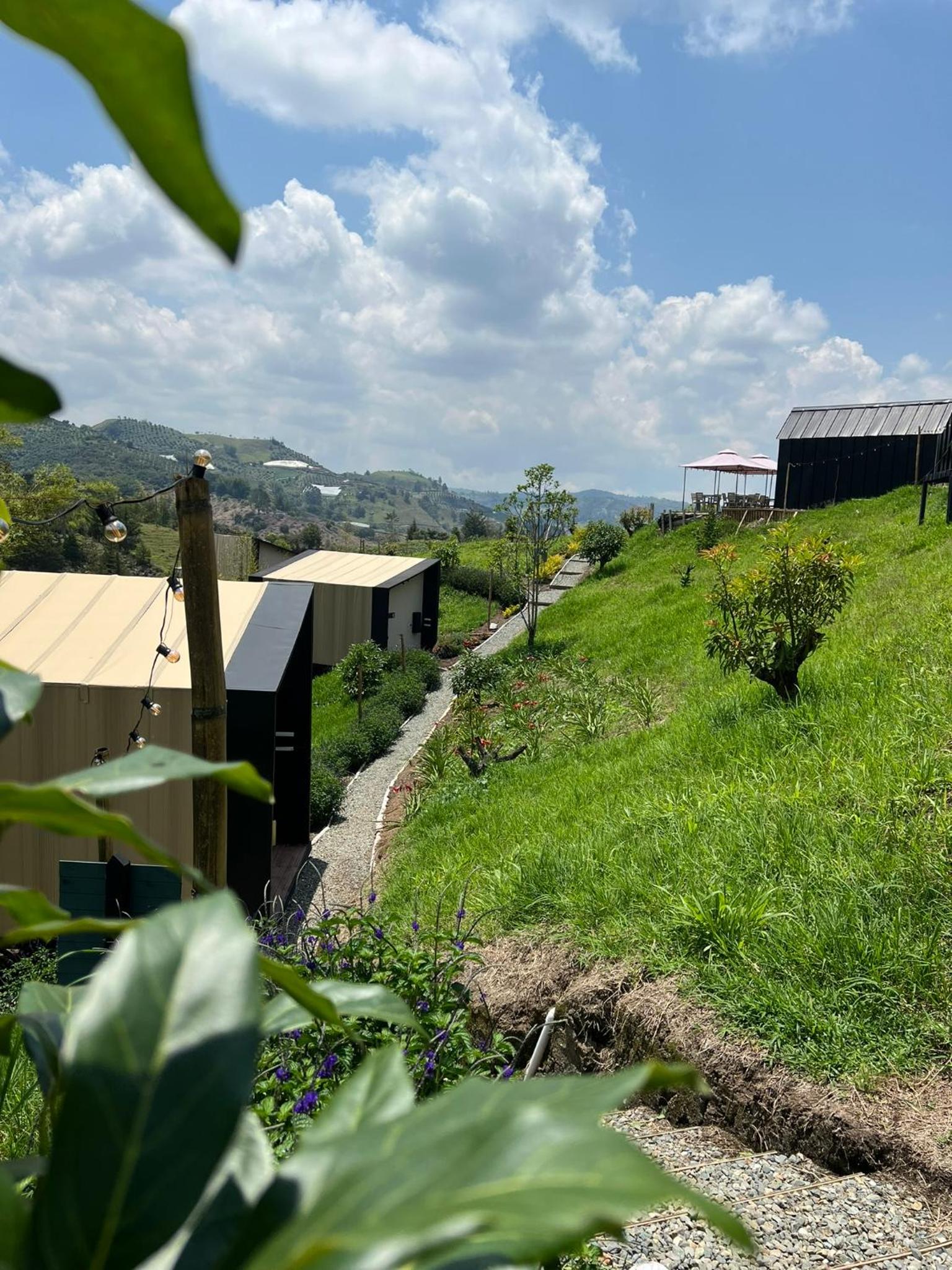 Cabañas para parejas cerca a Medellín - LUUM By Roots Rentals