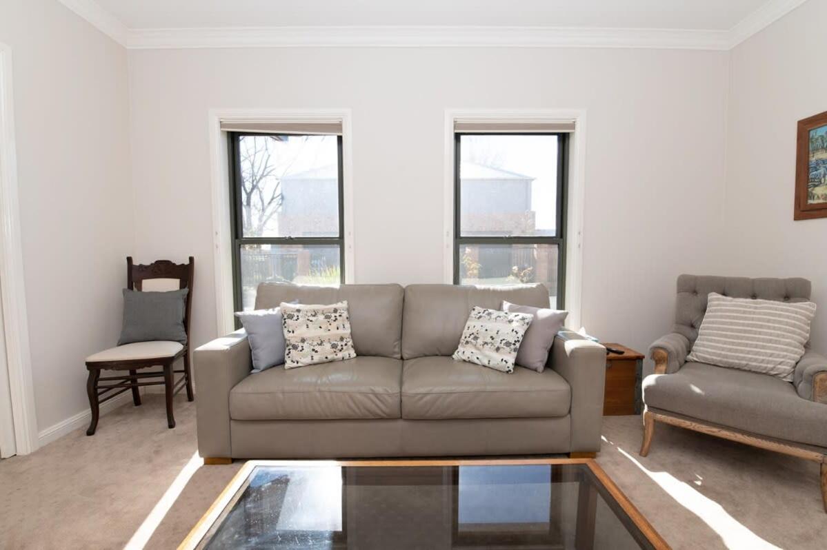 Villa on Rosemary - Walk to CBD, Cosy & Private