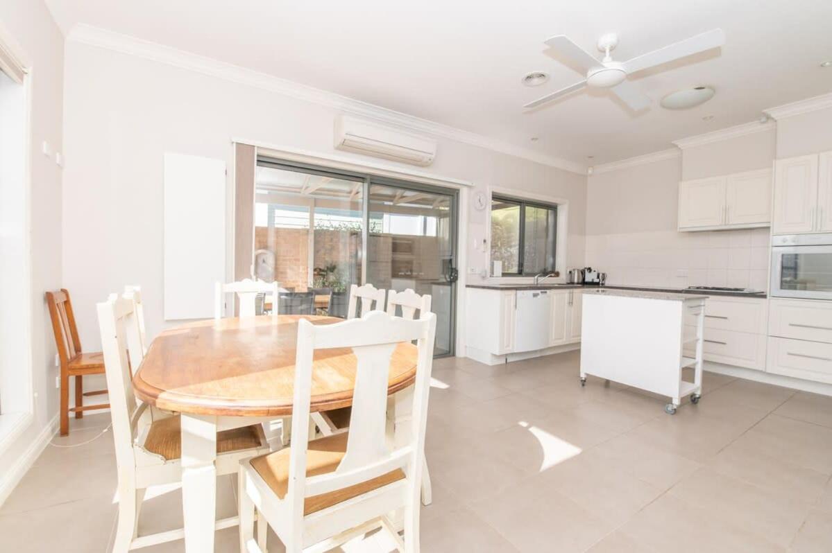 Villa on Rosemary - Walk to CBD, Cosy & Private
