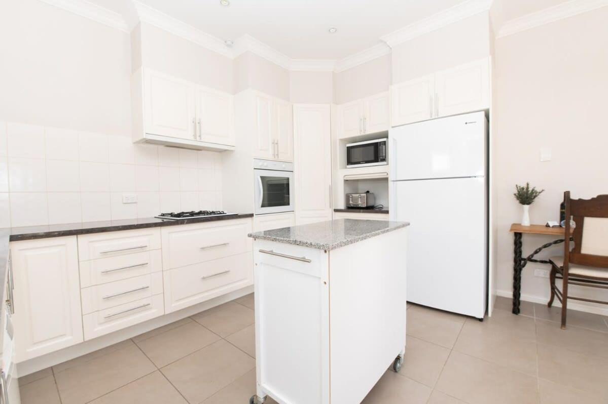 Villa on Rosemary - Walk to CBD, Cosy & Private