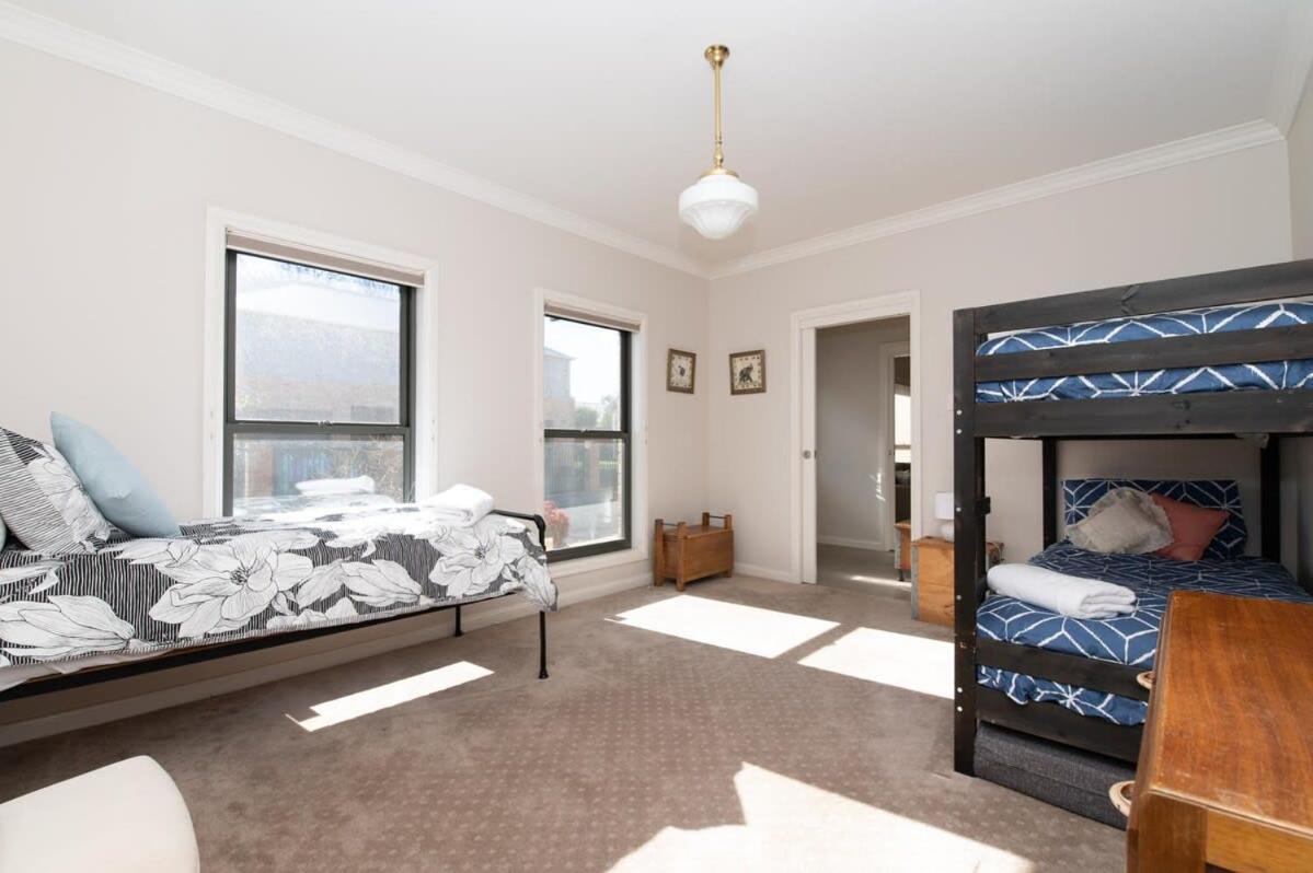 Villa on Rosemary - Walk to CBD, Cosy & Private