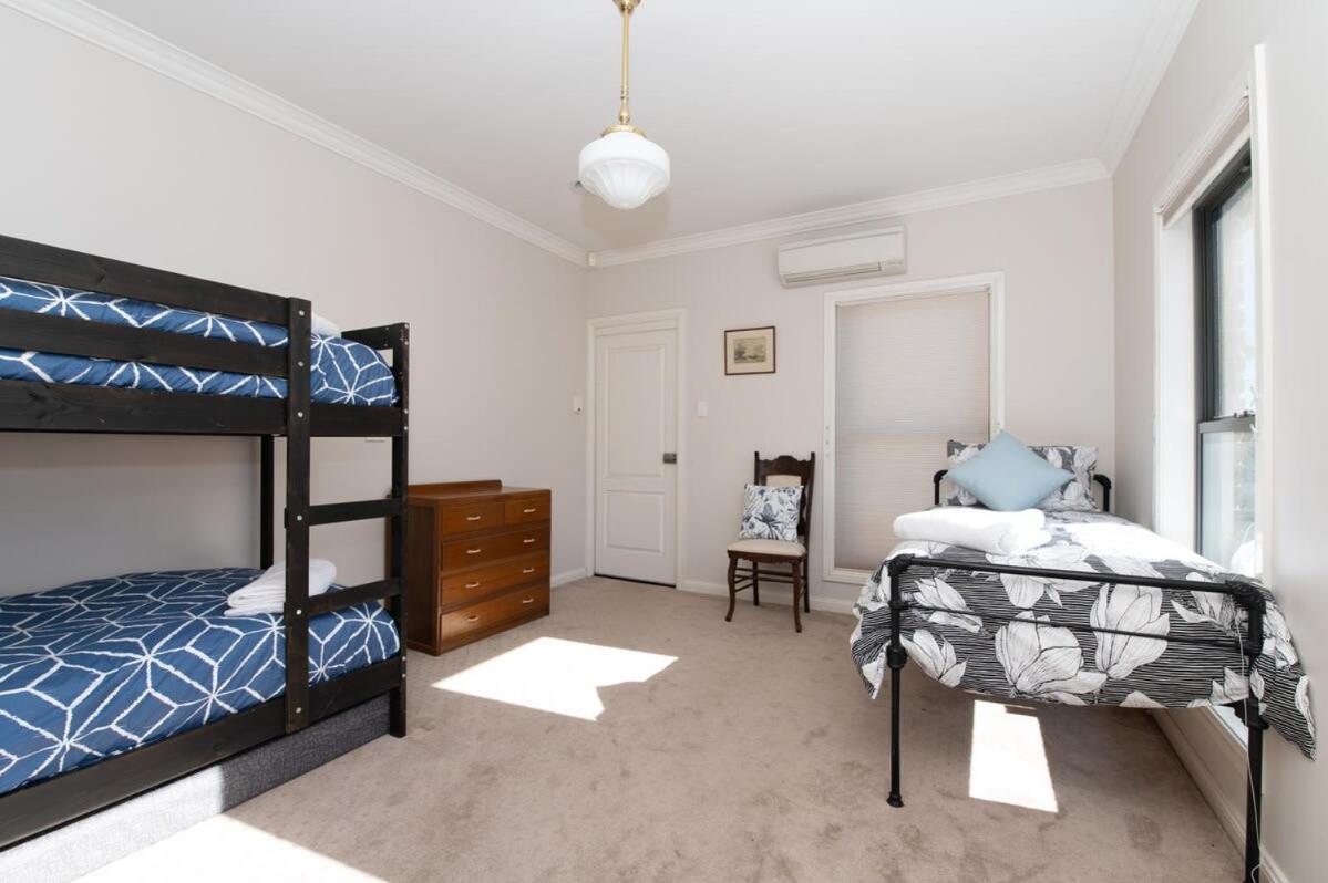 Villa on Rosemary - Walk to CBD, Cosy & Private