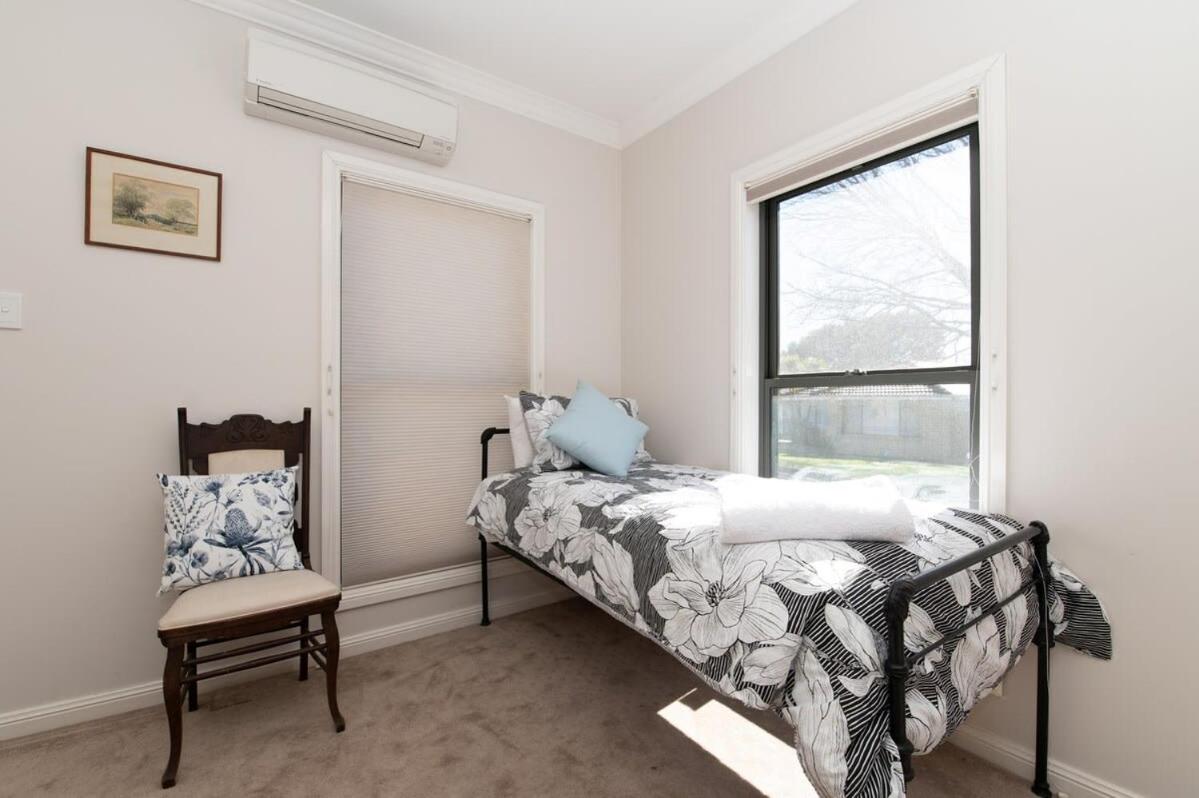 Villa on Rosemary - Walk to CBD, Cosy & Private