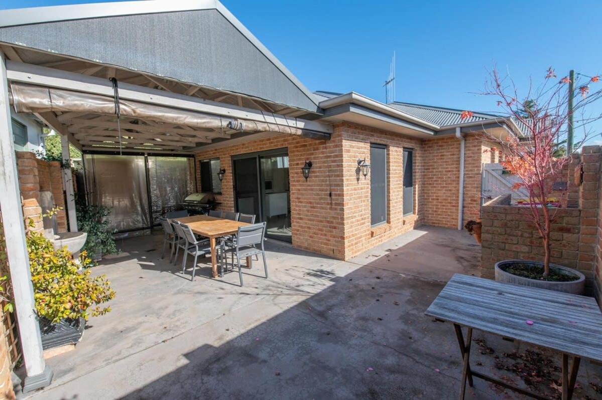 Villa on Rosemary - Walk to CBD, Cosy & Private