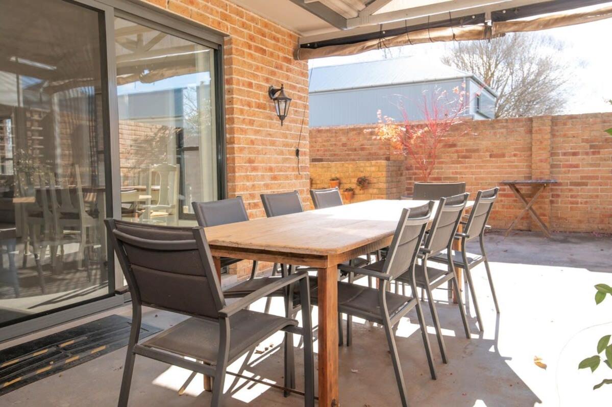 Villa on Rosemary - Walk to CBD, Cosy & Private