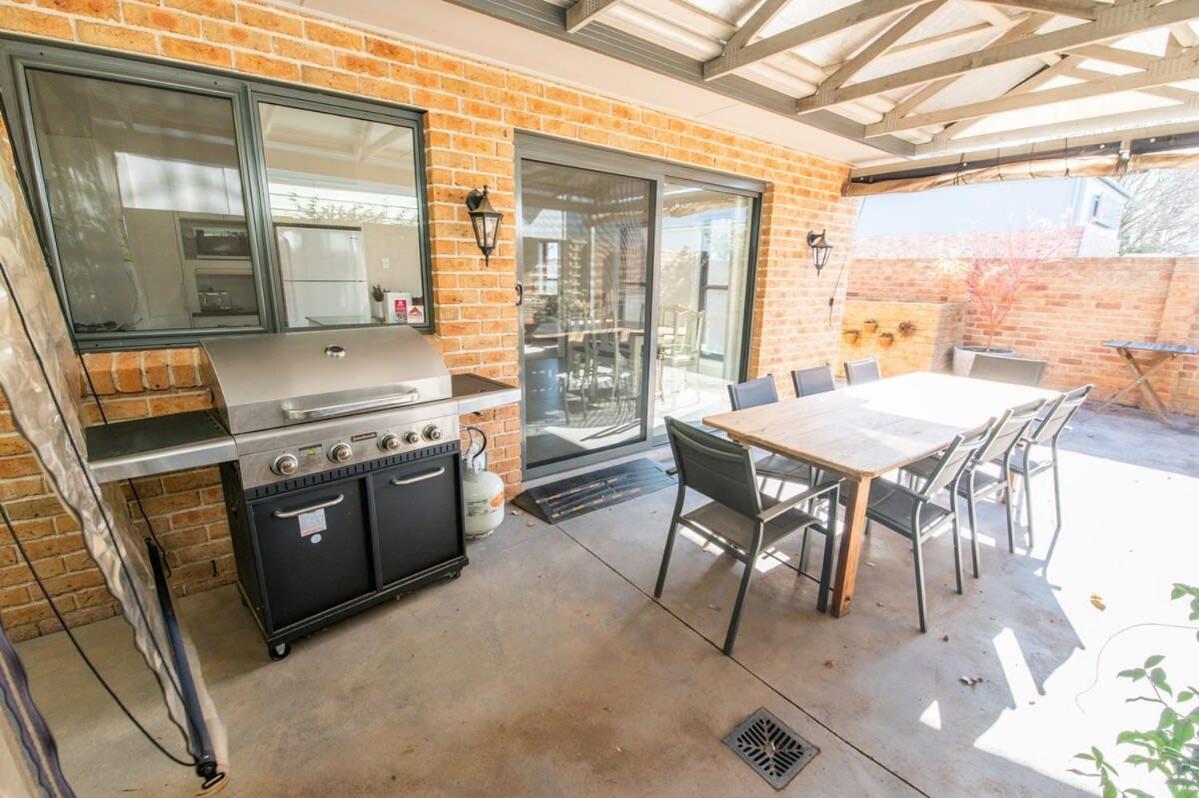 Villa on Rosemary - Walk to CBD, Cosy & Private