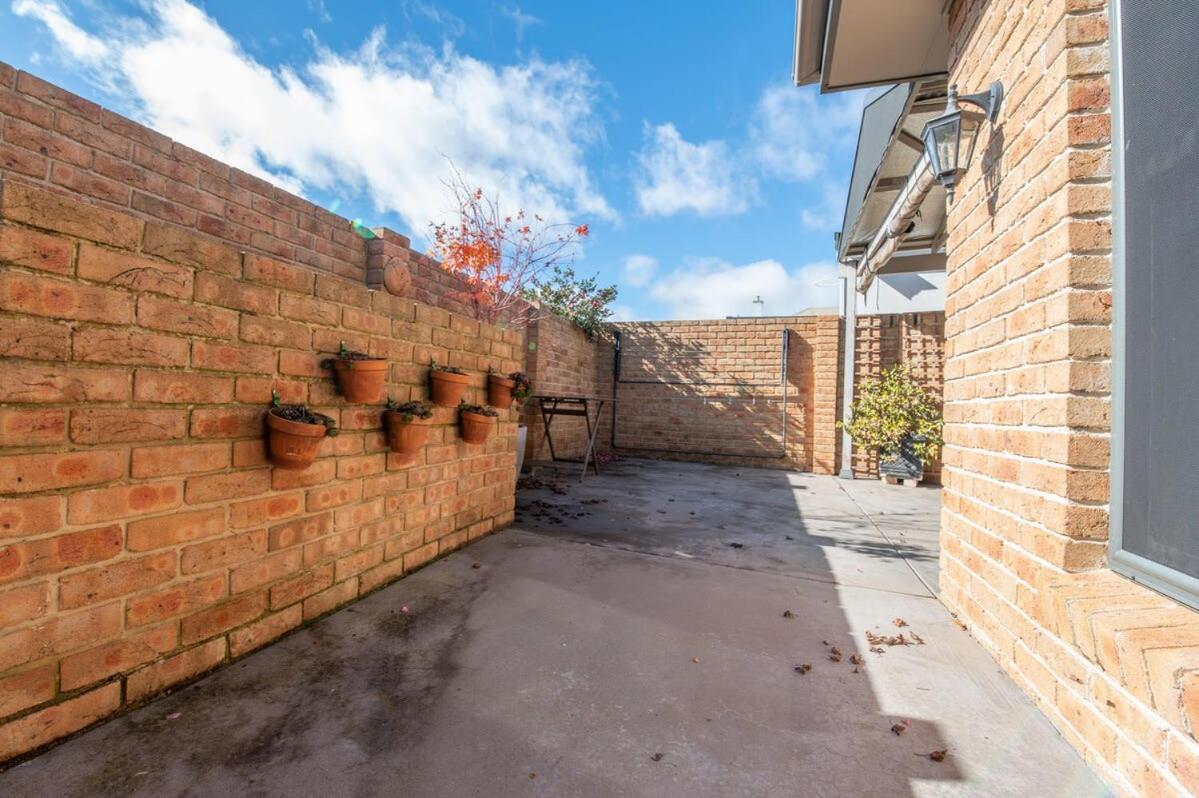 Villa on Rosemary - Walk to CBD, Cosy & Private