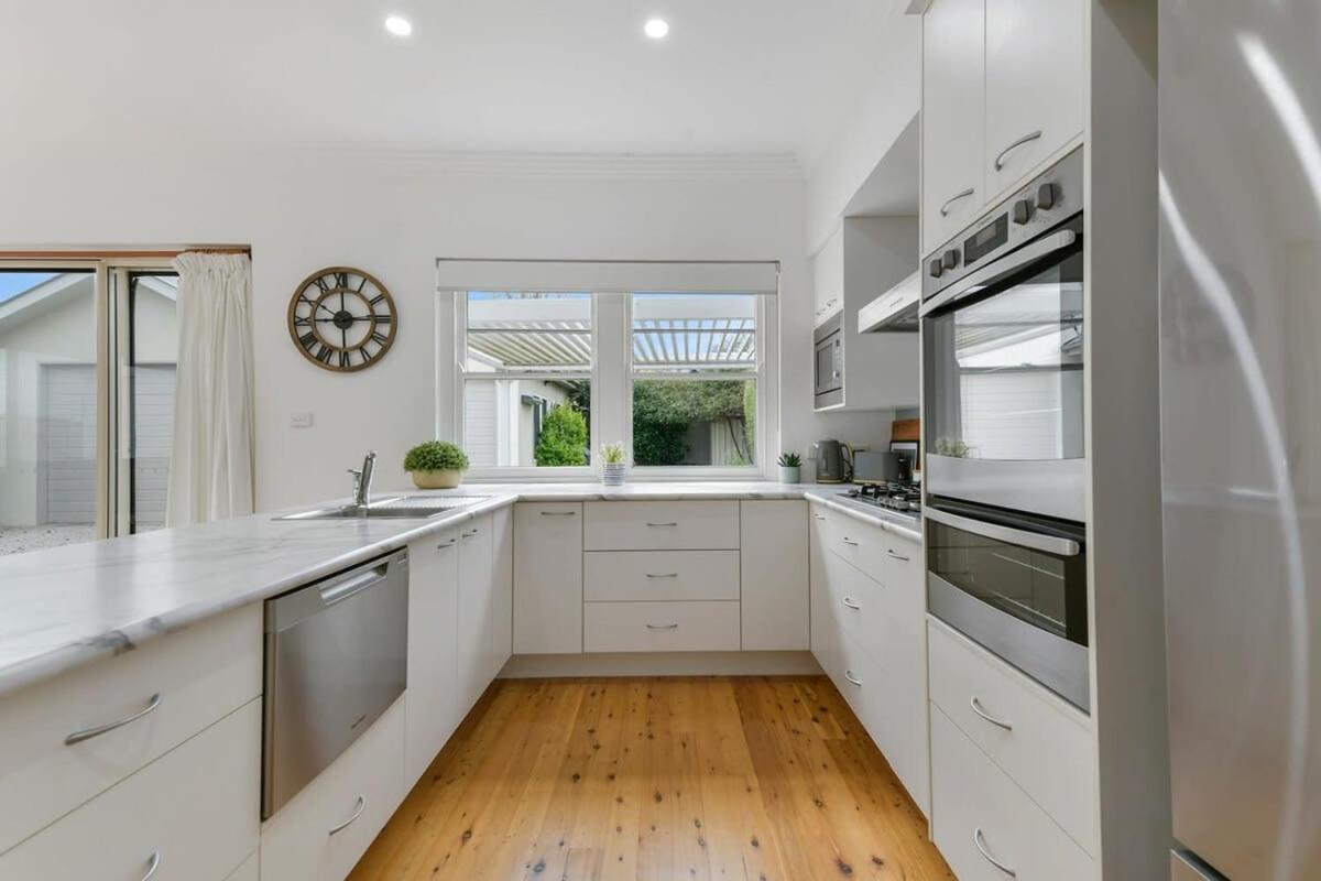Leafy Lamrock Cosy 3 bedroom home Near CBD