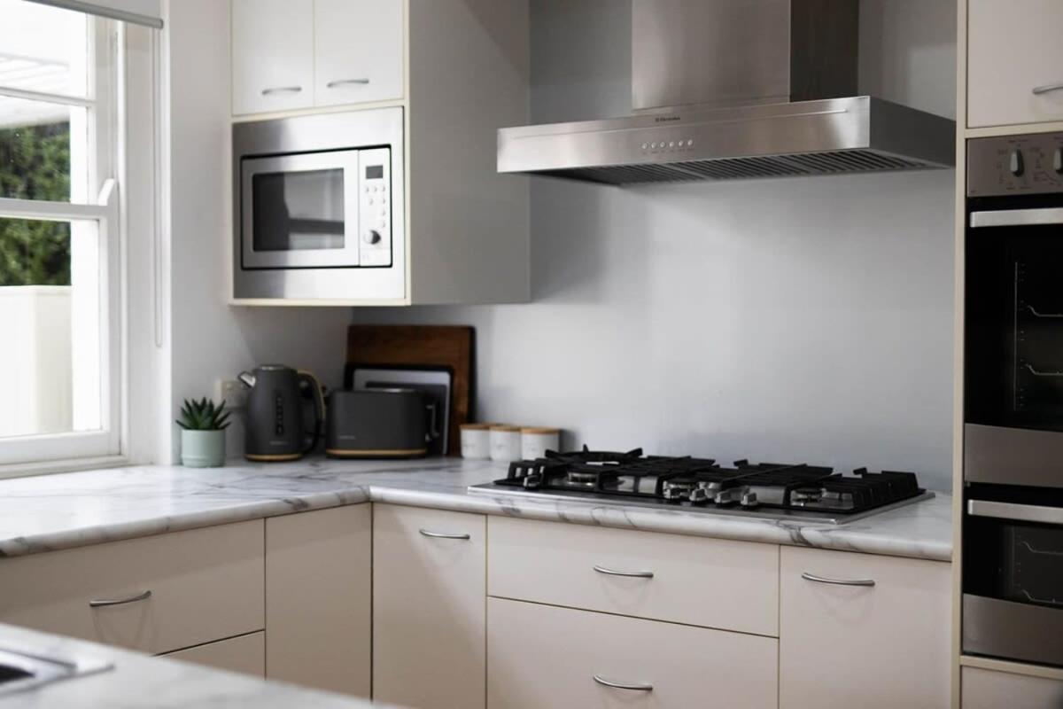 Leafy Lamrock Cosy 3 bedroom home Near CBD