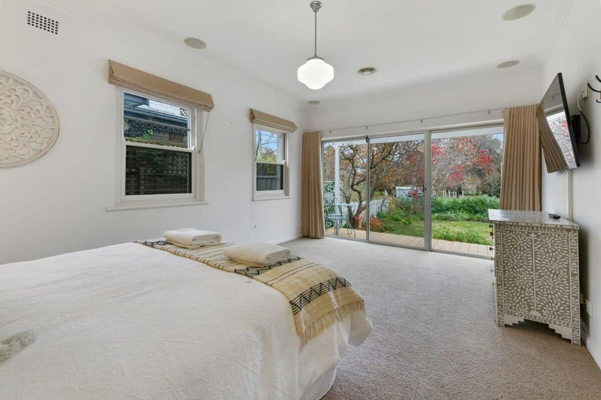 Leafy Lamrock Cosy 3 bedroom home Near CBD