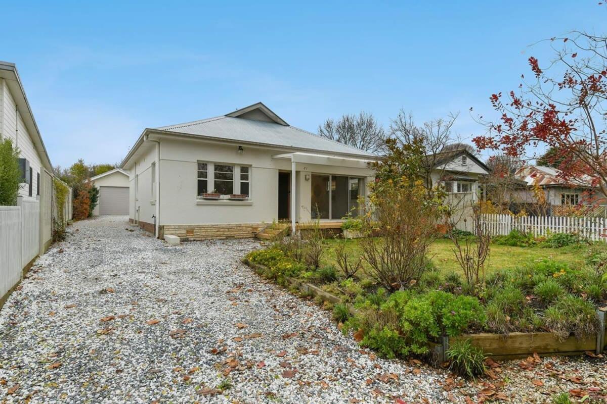 Leafy Lamrock Cosy 3 bedroom home Near CBD