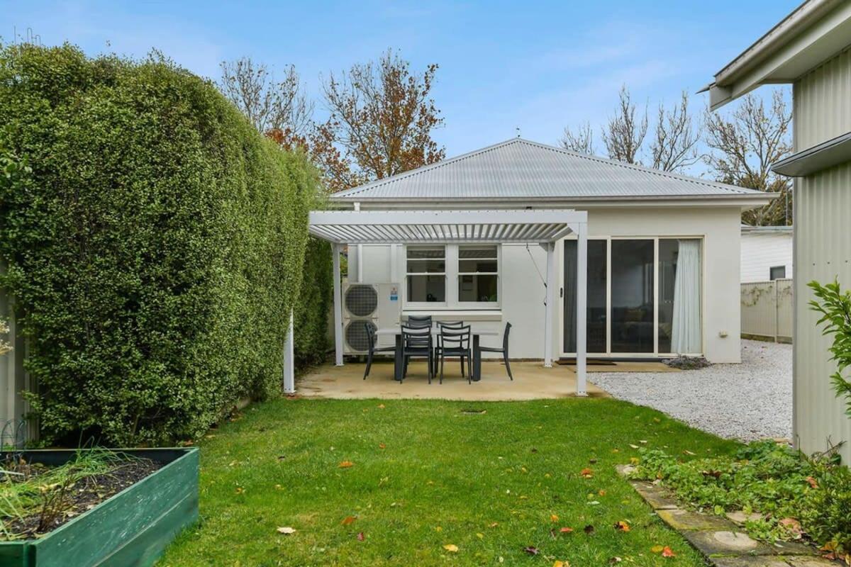 Leafy Lamrock Cosy 3 bedroom home Near CBD