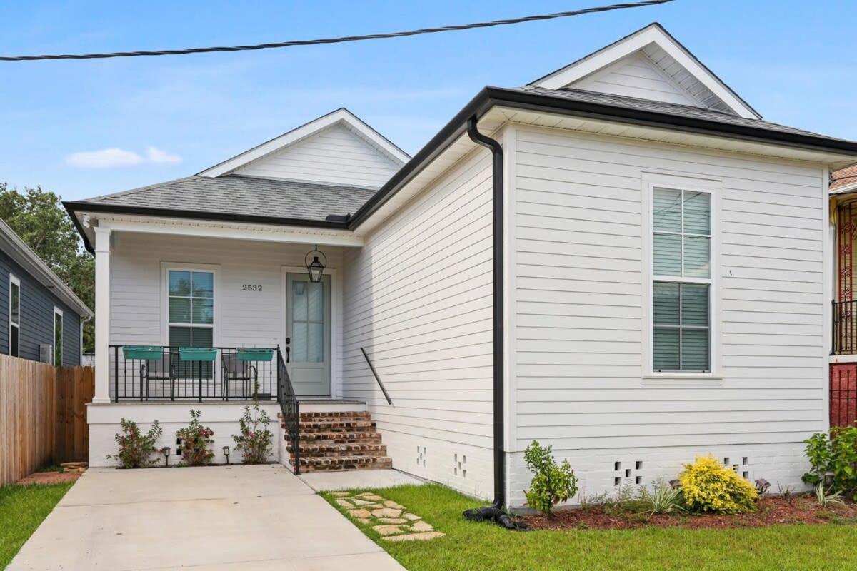 New Orleans Vacations - Stunning Luxury Home 2 Blocks From Streetcar - Property Image 1