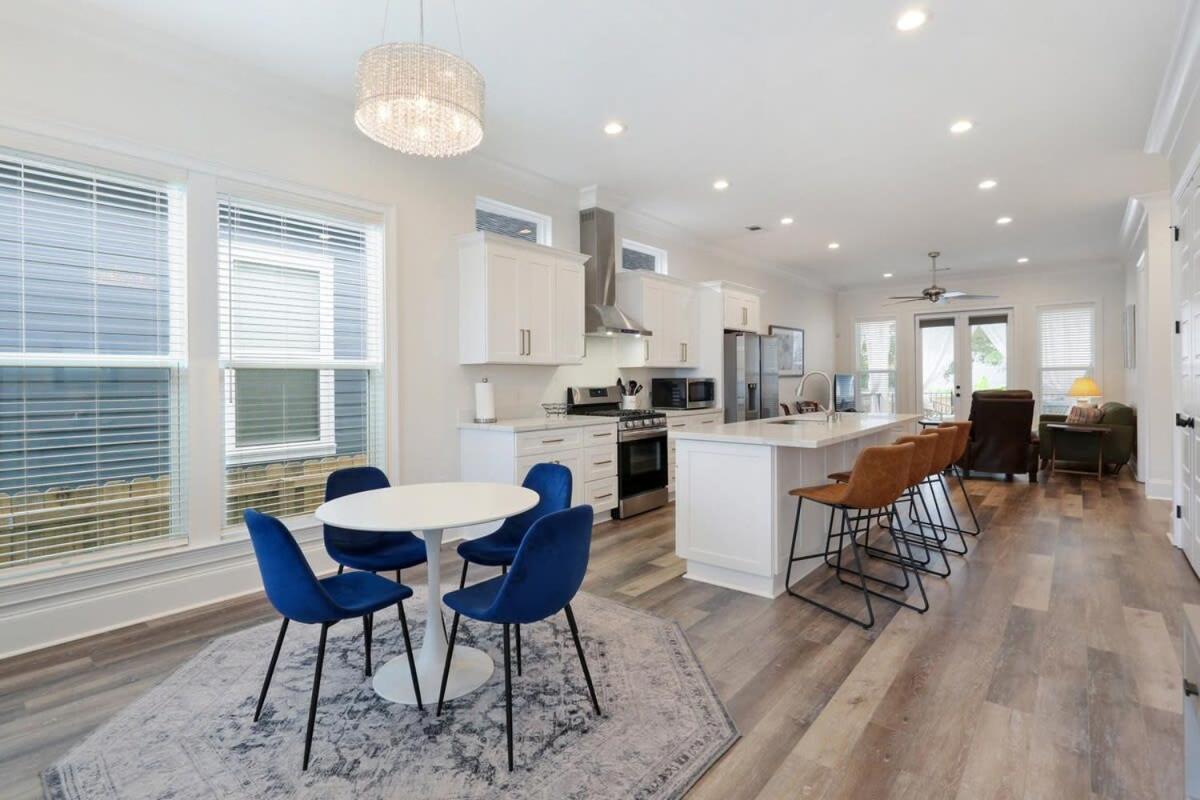 Stunning Luxury Home 2 Blocks From Streetcar view 2
