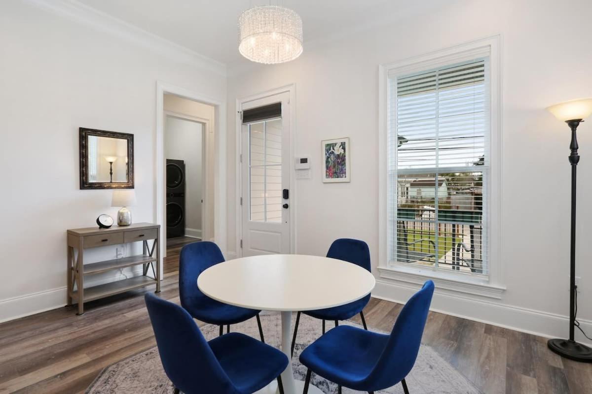 Stunning Luxury Home 2 Blocks From Streetcar view 3