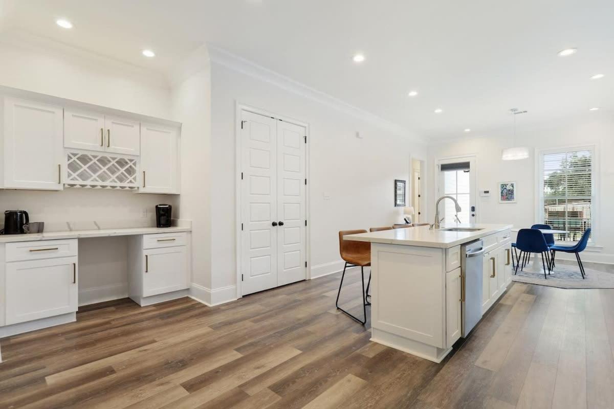 Stunning Luxury Home 2 Blocks From Streetcar view 4
