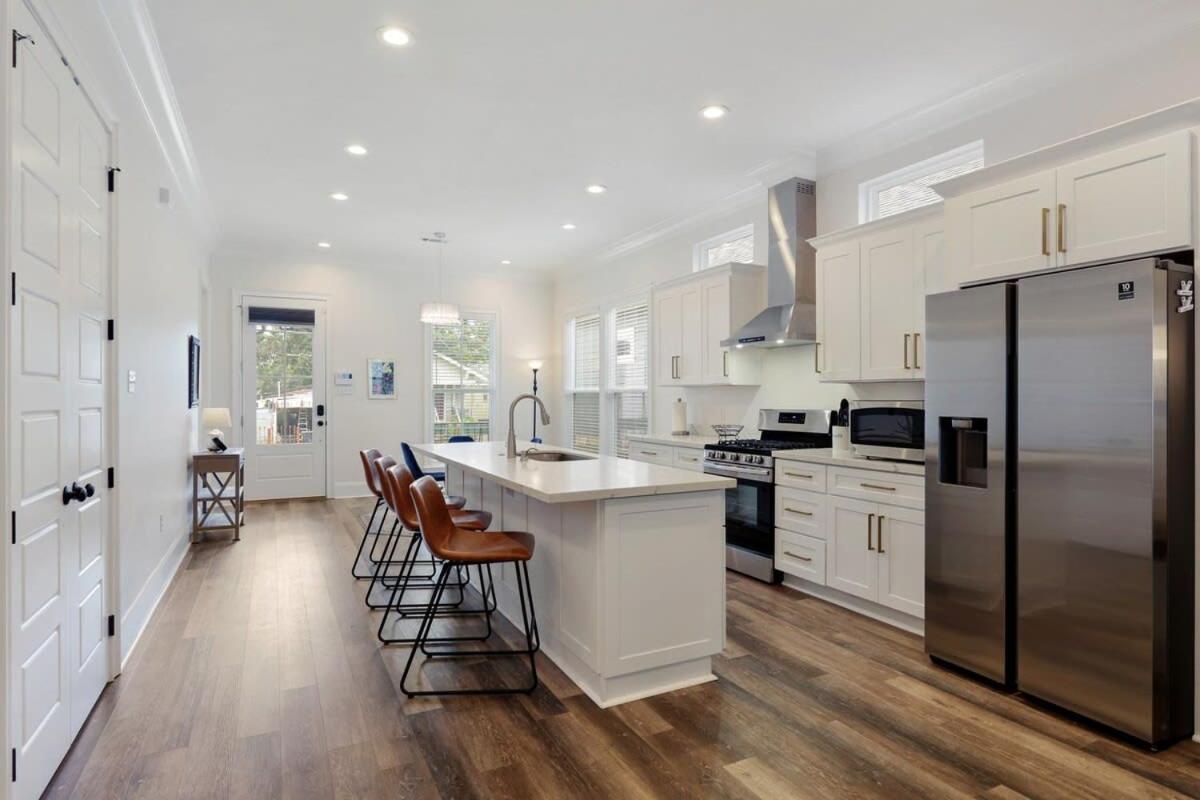 Stunning Luxury Home 2 Blocks From Streetcar view 5