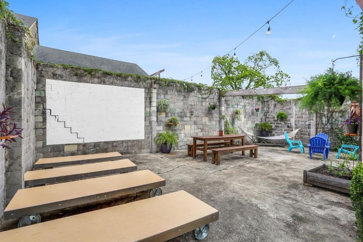 Urban 3 bedroom Local Art Filled Frenchman Oasis view 3