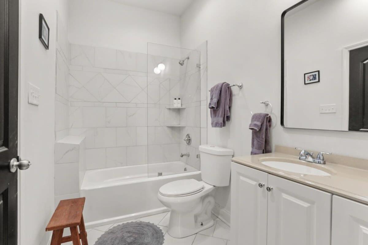 Fabulous Classy and Comfy 3BD 2BA Home and Parking view 4