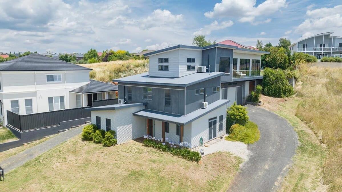 The Entertainer - 5 Bed 5 Bath, 3 Storey Retreat