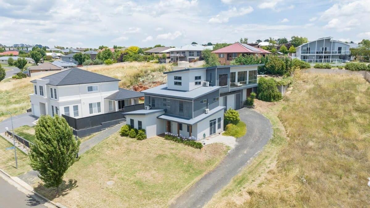 The Entertainer - 5 Bed 5 Bath, 3 Storey Retreat