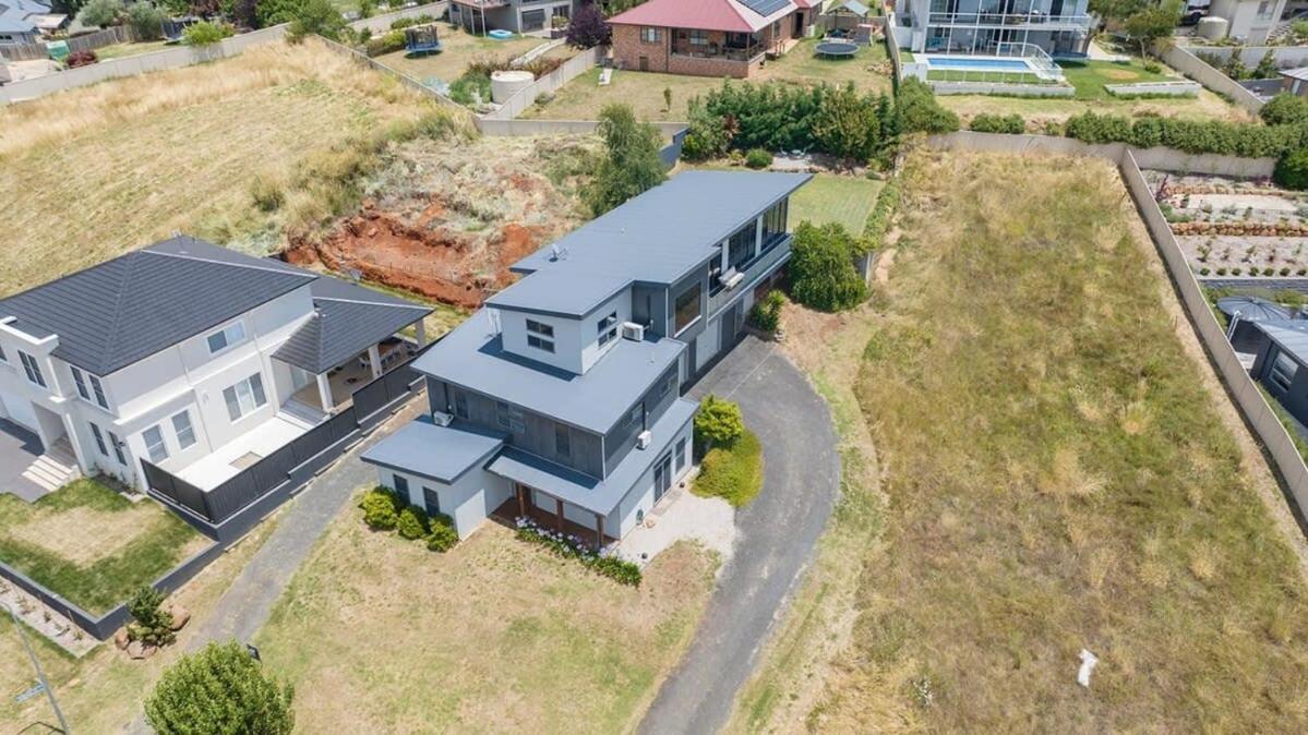 The Entertainer - 5 Bed 5 Bath, 3 Storey Retreat