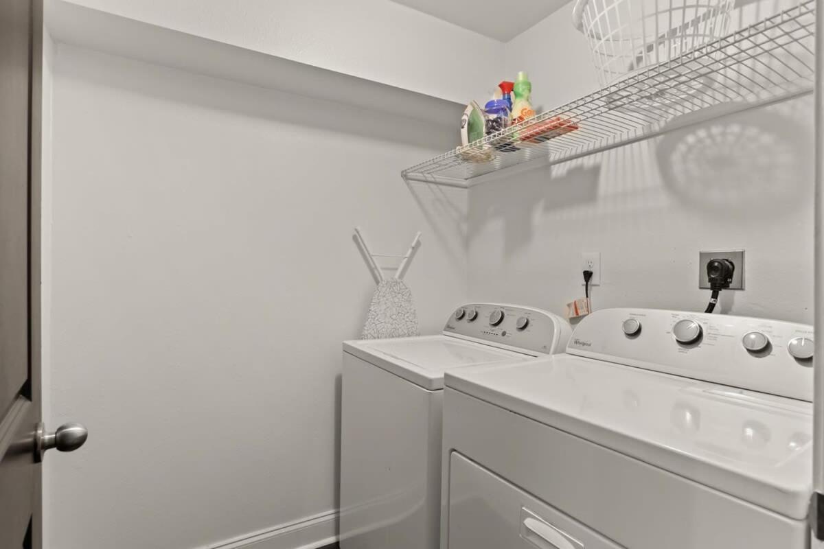 Garden District 3BD 2BA Parking Stylish & Unique view 4