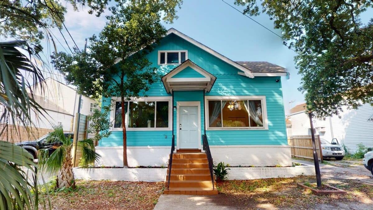 Sunny 5Bed w Parking and direct Streetcar access view 2