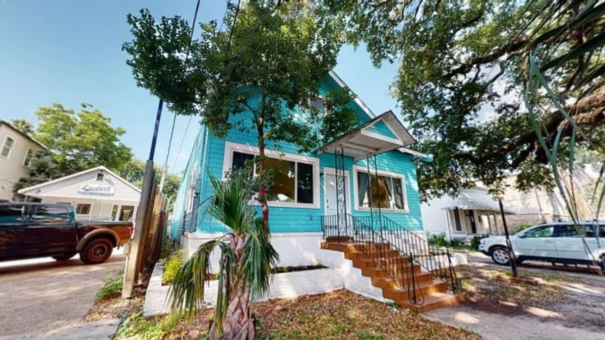 Sunny 5Bed w Parking and direct Streetcar access view 3